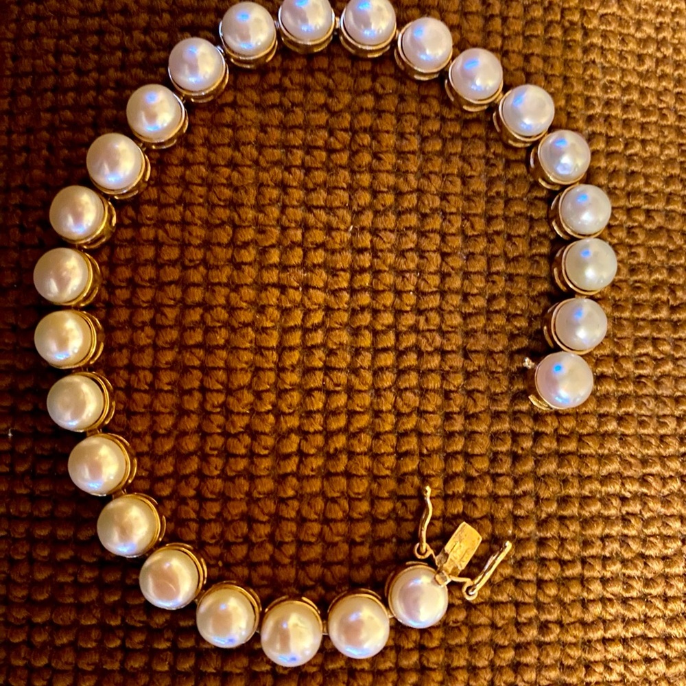 Classic Custom Gold and Pearl Bracelet - Picture 3 of 9